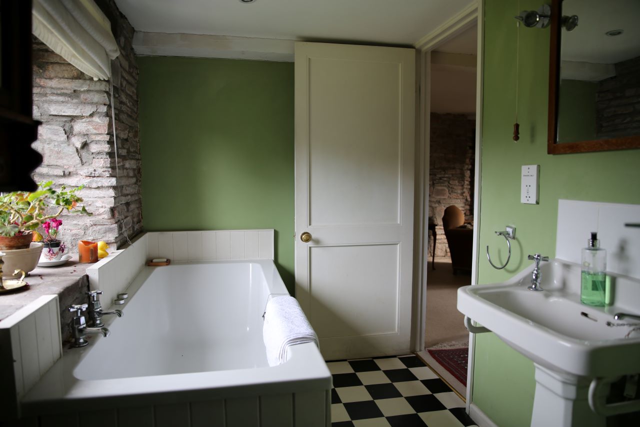 Photo: The Old Storehouse bathroom