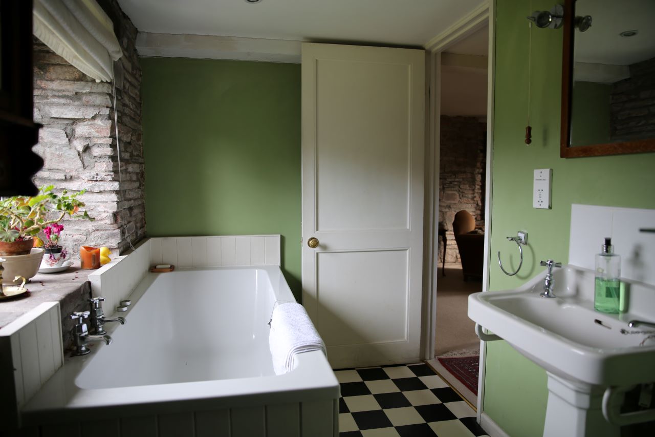 Photo of a typical bathroom at The Old Storehouse