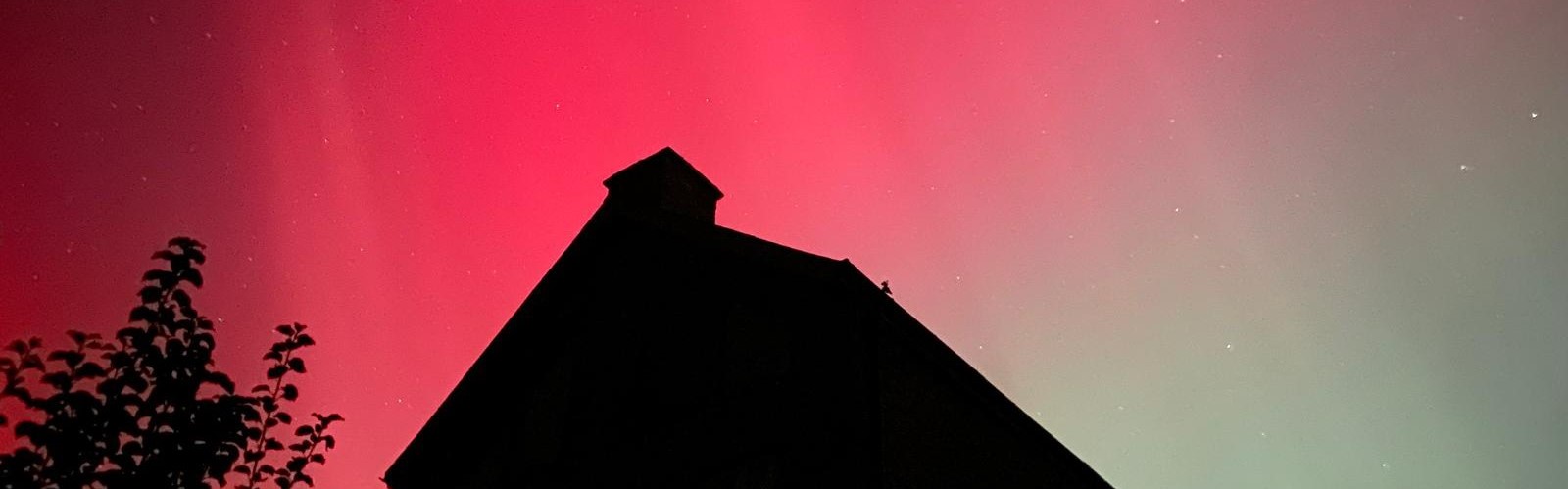 Photo of the Northern Lights over The Old Storehouse